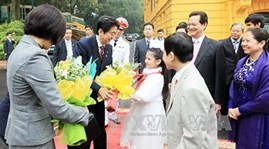 Vietnam, Japan PMs hold talks in Hanoi - ảnh 1